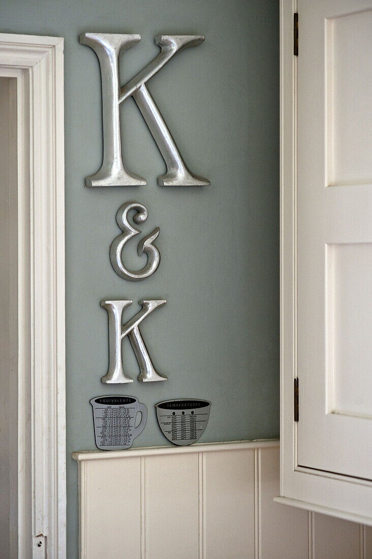 An der Wand montierte Buchstaben K in der Küche eines modernen Hauses in Suffolk/Essex, England, UK