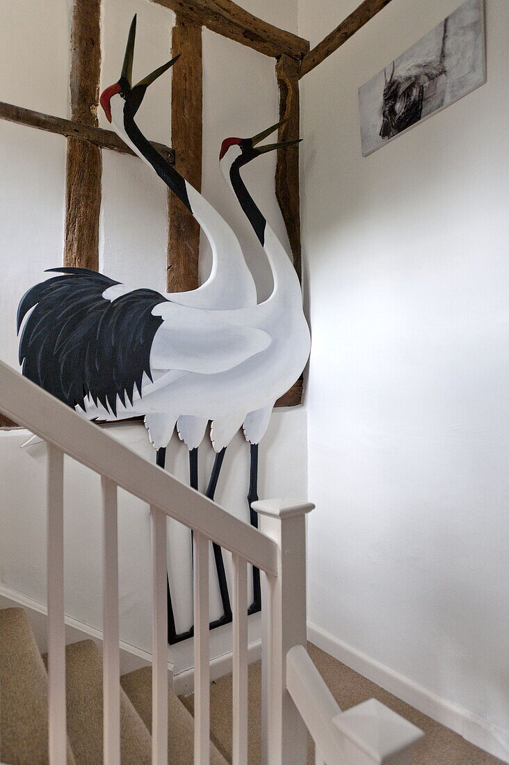 Straußenornamente im Treppenhaus eines modernen Fachwerkhauses in Suffolk/Essex, England, UK