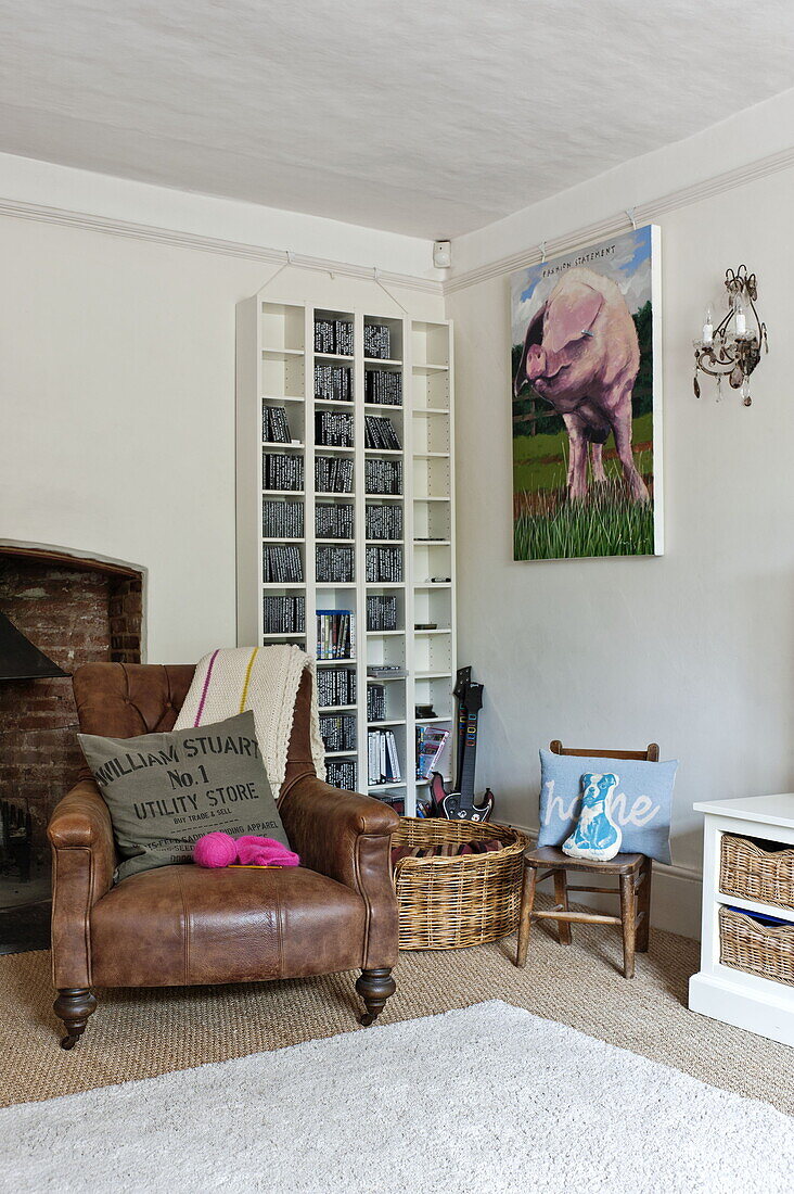 Brauner Ledersessel mit CD-Regal in einem modernen Haus in Suffolk/Essex, England, UK