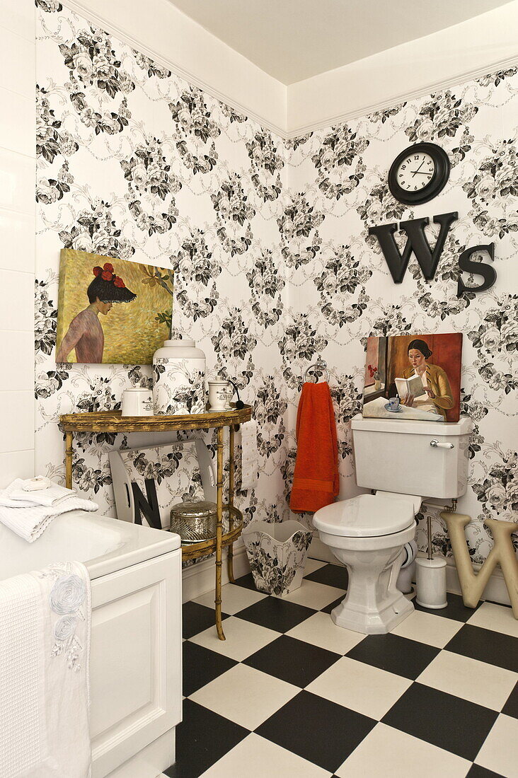 Schwarz-weißes Badezimmer mit Kunstleinwand in einem Landhaus in Bury St Edmunds, Suffolk, England, UK