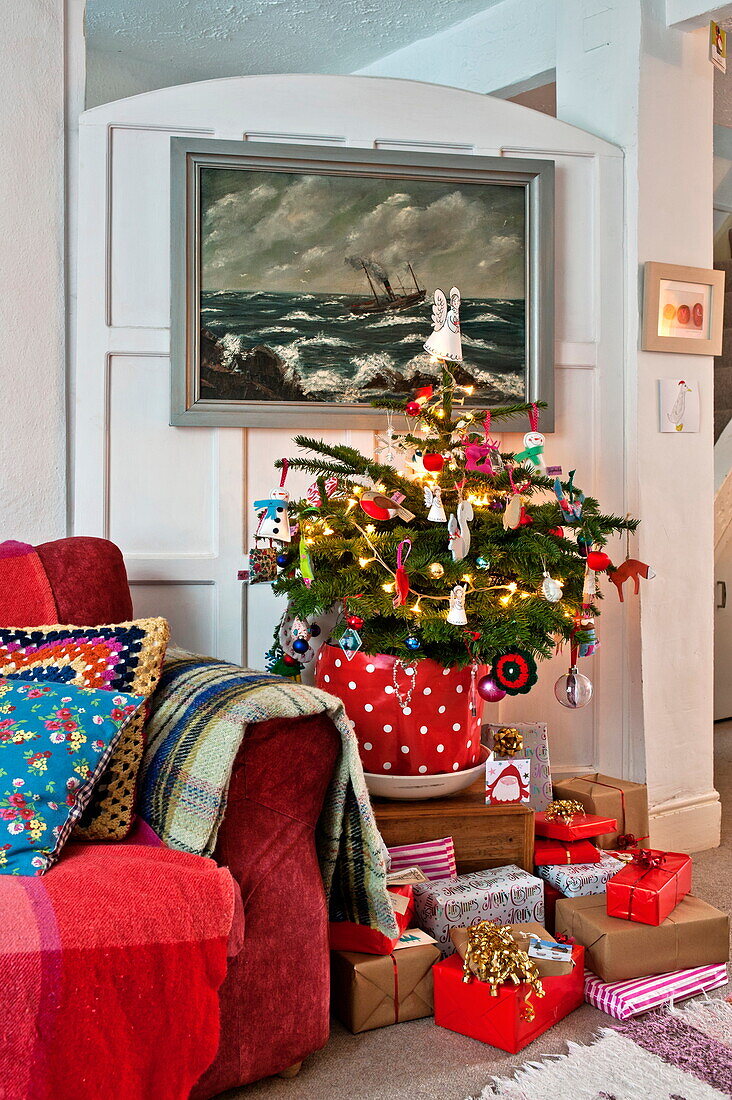 Weihnachtsgeschenke unter dem Baum in einem Haus in Penzance, Cornwall, England, UK