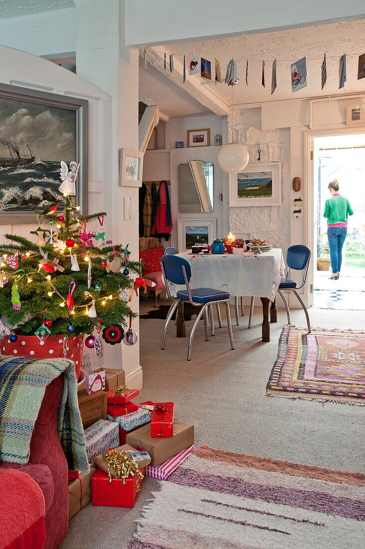 Offenes Esszimmer mit Weihnachtsbaum in einem Haus in Penzance, Cornwall, England, UK