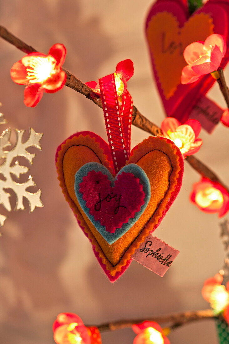 Herzförmige Dekoration mit dem Wort 'joy' in Penzance cottage Cornwall England UK