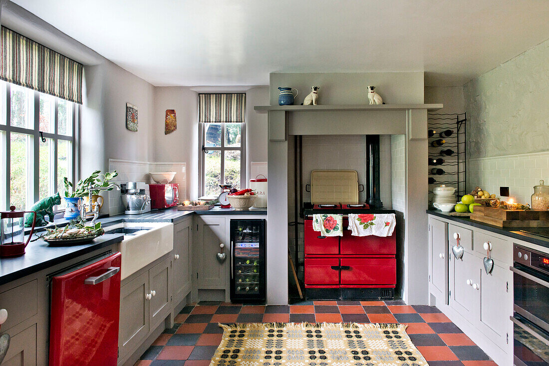 Rote Geräte in der grauen Küche des Landhauses Tregaron in Wales UK