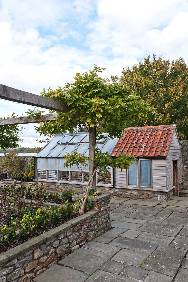 Gartenhaus und Gewächshaus mit Hochbeeten in Blagdon, Somerset, England, UK
