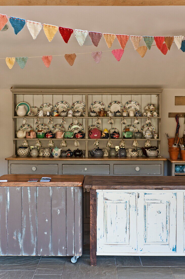 Porzellan und Wimpel in einem Haus in Blagdon, Somerset, England, UK