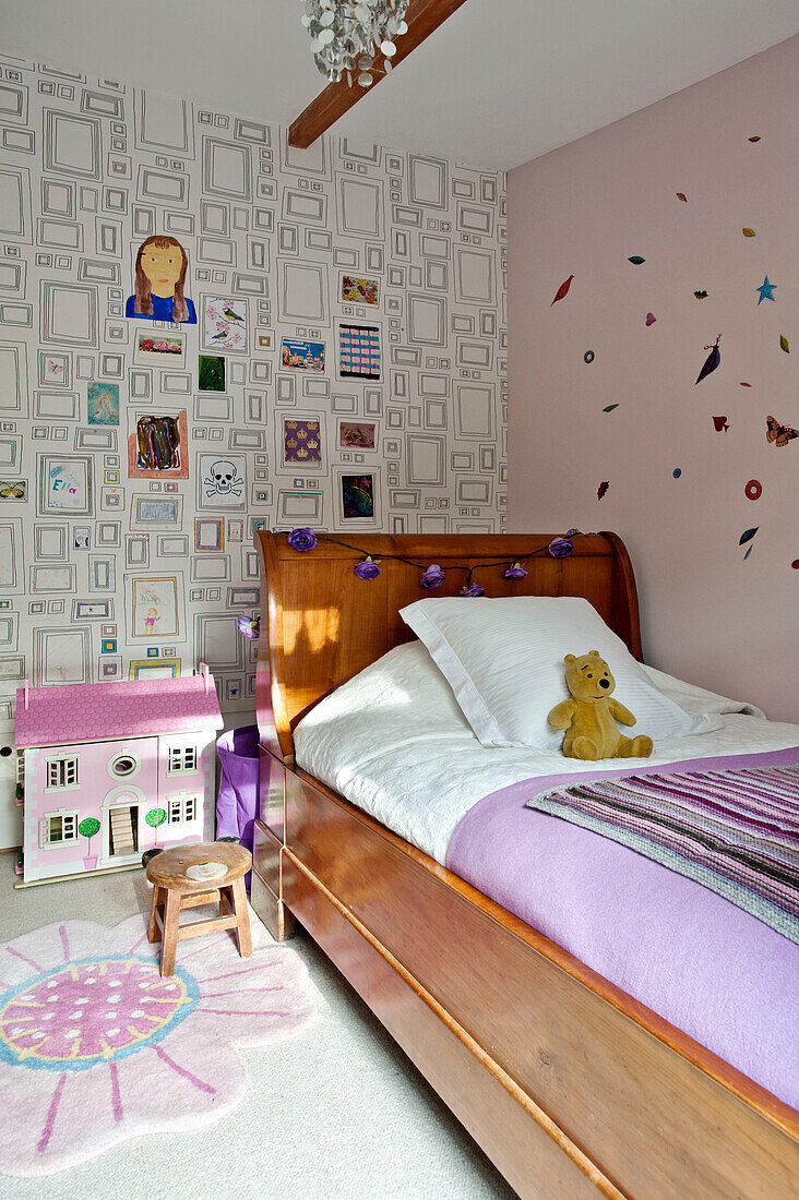 Puppenhaus und Einzelbett mit Bilderrahmentapete in einem Einfamilienhaus in Cornwall, Vereinigtes Königreich