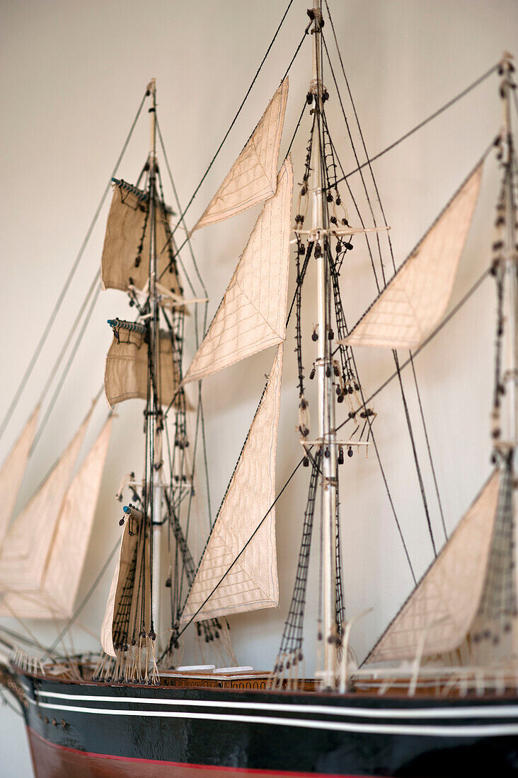 Segel und Takelage eines Modellschiffs, Cornwall, Vereinigtes Königreich