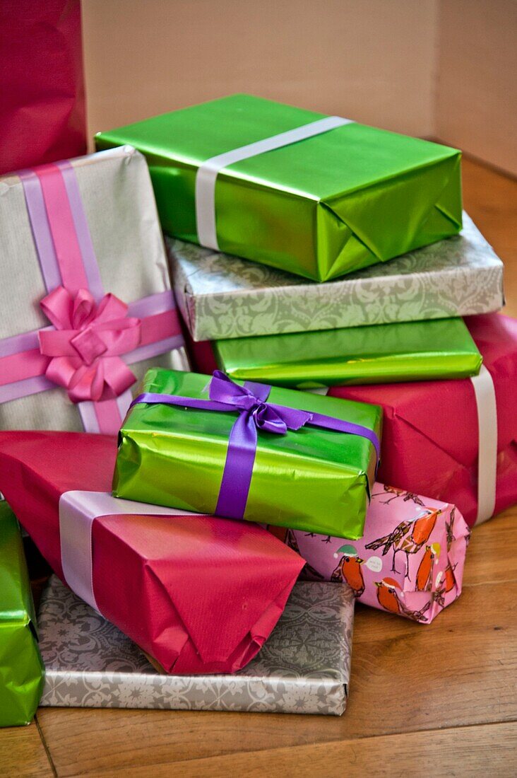 In Geschenkpapier eingewickelte Weihnachtsgeschenke im Haus einer Familie in Penzance Cornwall England UK