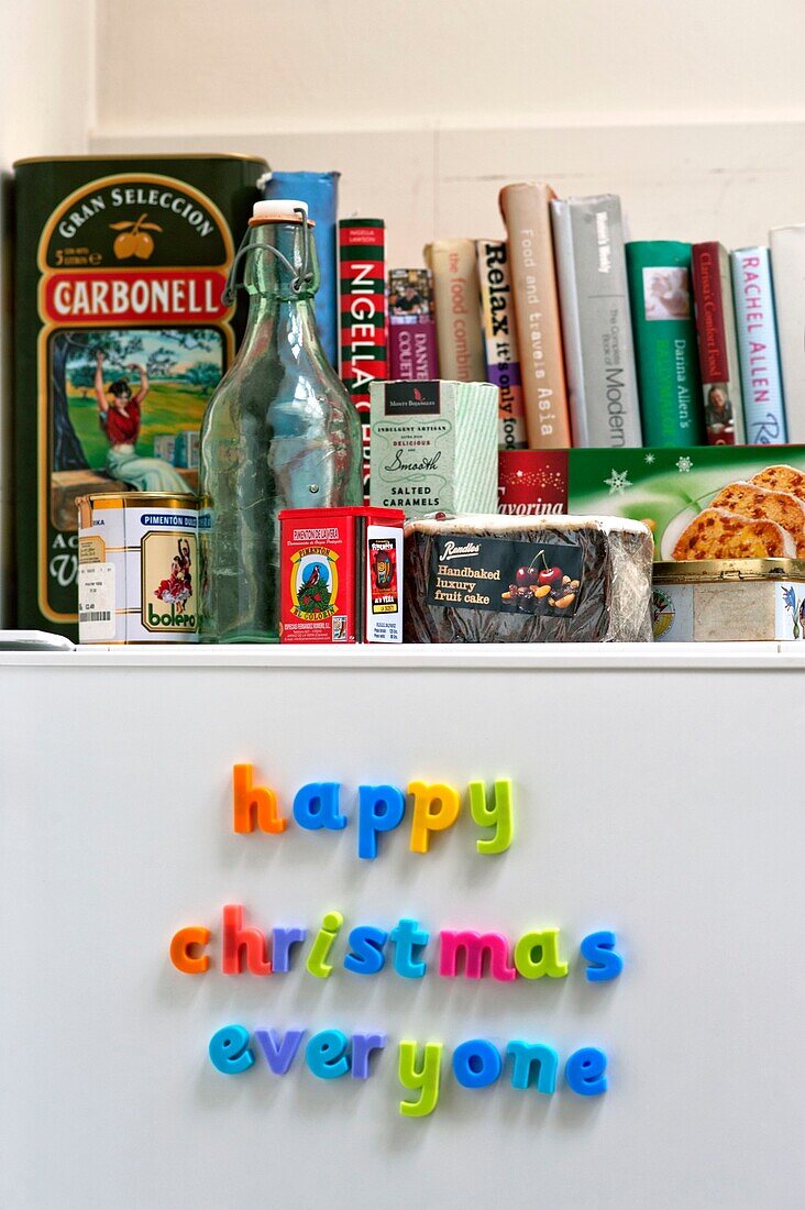 Magnete und Rezeptbücher auf einem Kühlschrank in einem Familienhaus in Penzance, Cornwall, England UK