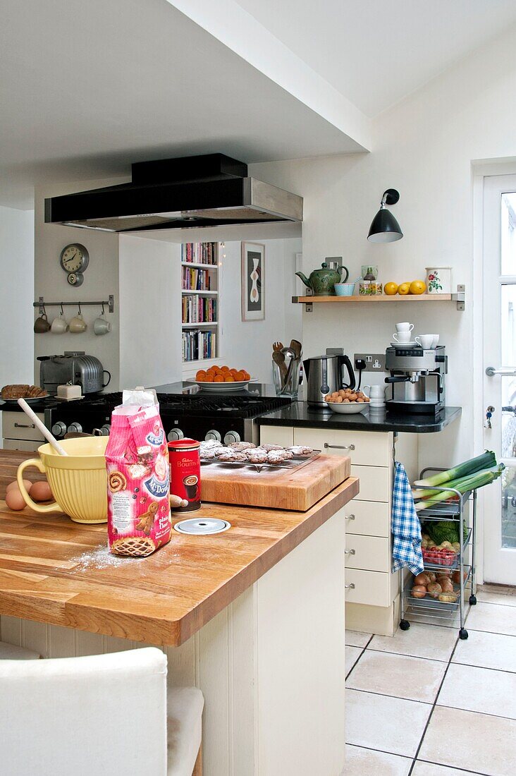 Backzutaten auf einer Kücheninsel in einem Familienhaus in Penzance, Cornwall, England, UK