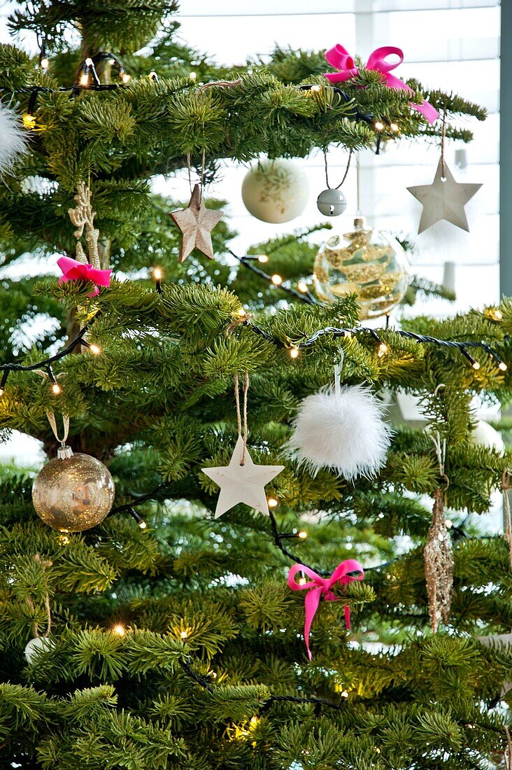 Kugeln und Sterne am Weihnachtsbaum in einem Haus in Wadebridge in North Cornwall UK