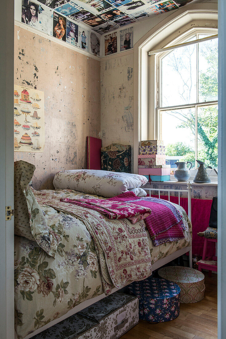 Einzelbett mit verschiedenen Steppdecken und Deckencollage Stamford home Lincolnshire England UK