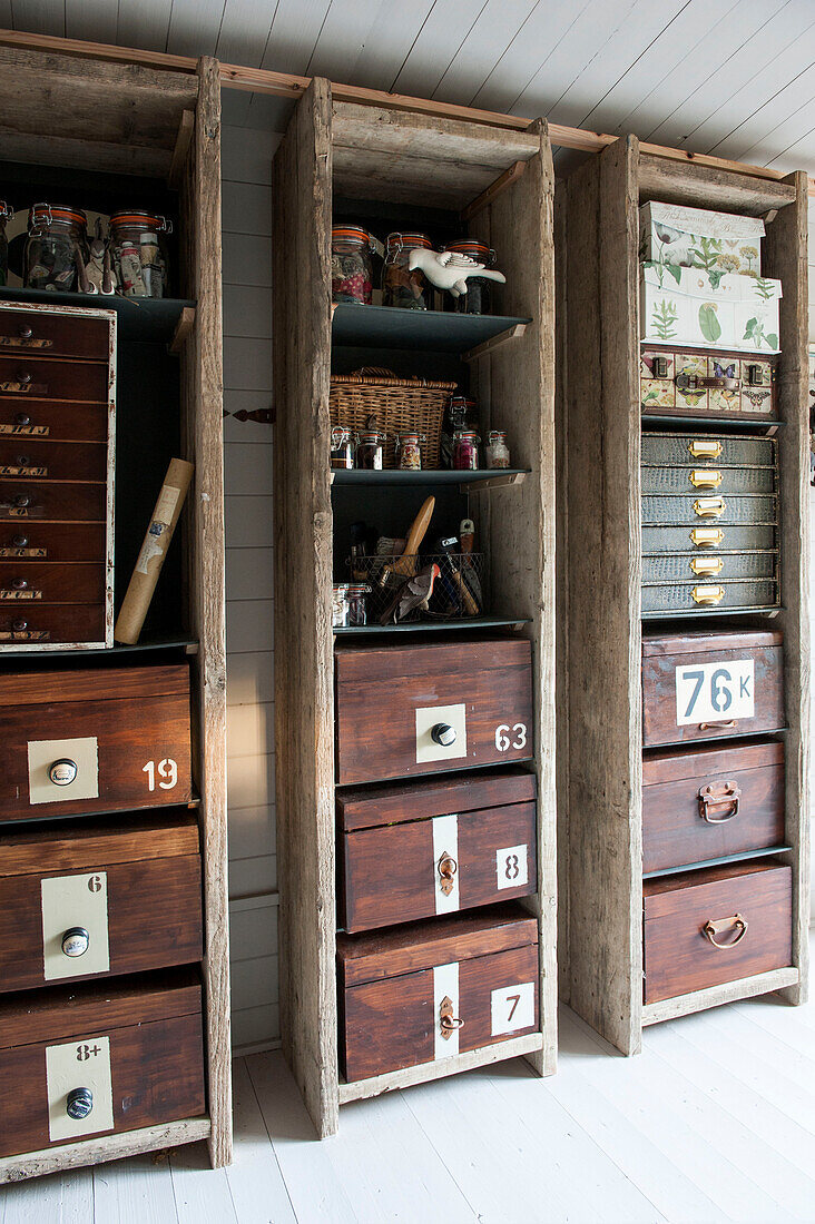 Vintage-Schränke in einem Haus in Stamford, Lincolnshire, England, UK