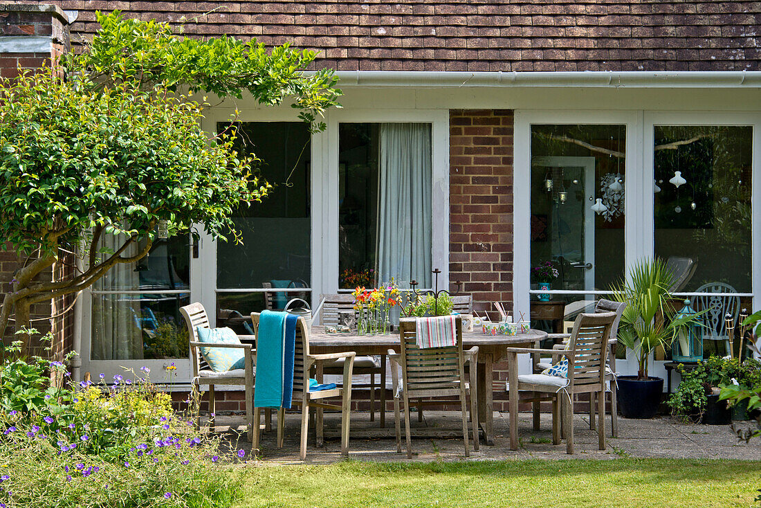 Terrassenmöbel aus Holz auf der Terrasse eines Hauses in East Grinstead Sussex England UK