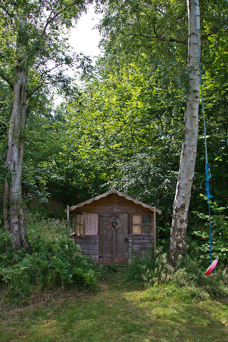 Holzschuppen und Seilschaukel im Garten von East Grinstead, Sussex, England, UK