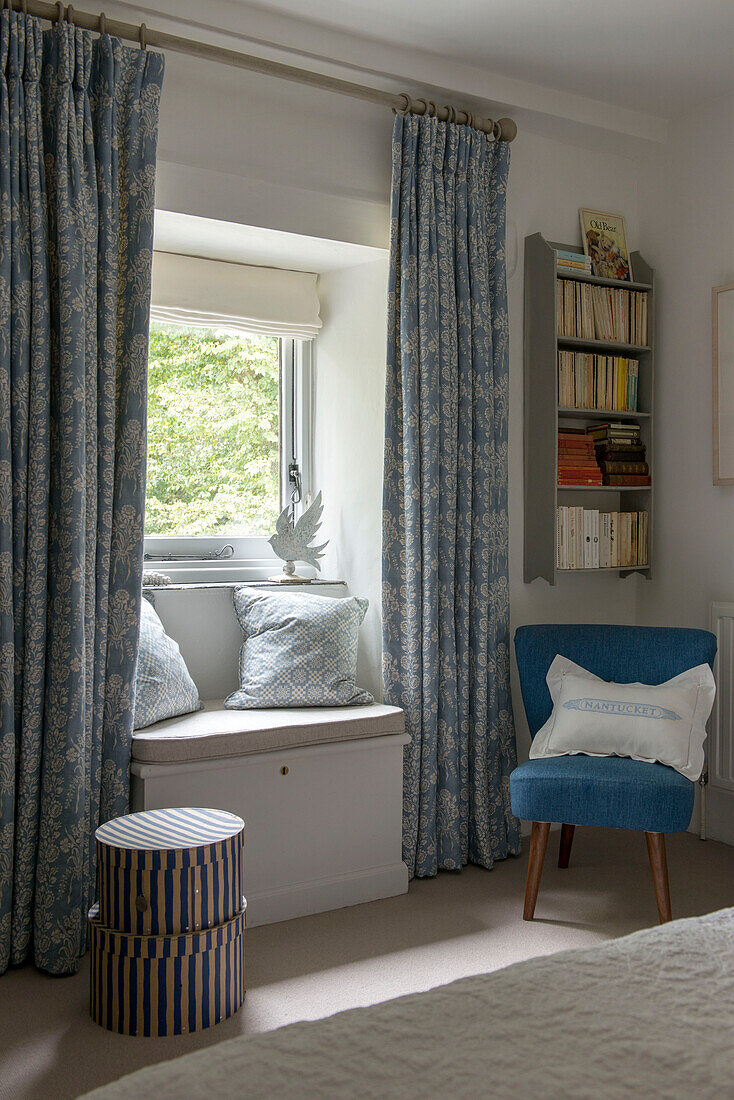 Blau gemusterte Vorhänge und Fensterbank im Schlafzimmer eines Bauernhauses in Penzance, Cornwall, England