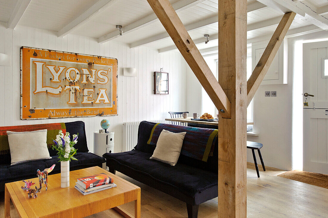 Vintage-Schild für Lyons' Tea im Empfangsraum eines Stadthauses der Familie Cornwall England UK