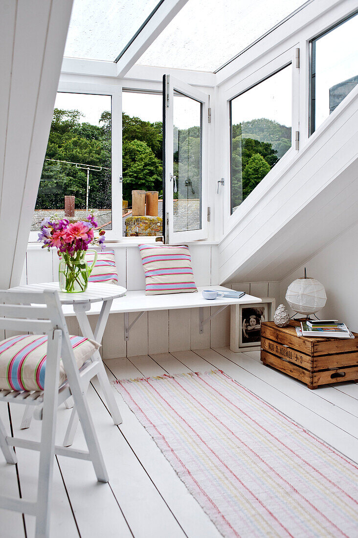 Fenstersitz im Dachgeschoss eines Stadthauses in Cornwall, England, UK