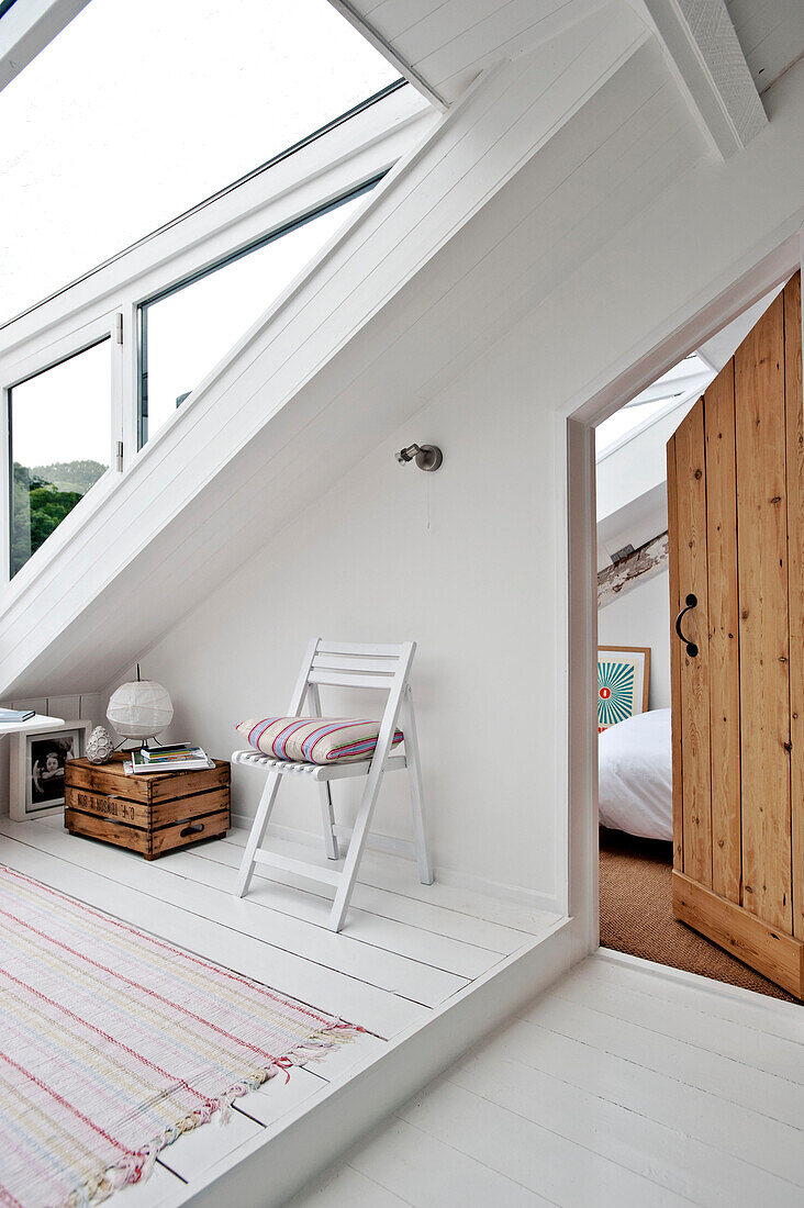 Dachgeschossausbau mit offener Holztür in einem Familien-Stadthaus in Cornwall England UK