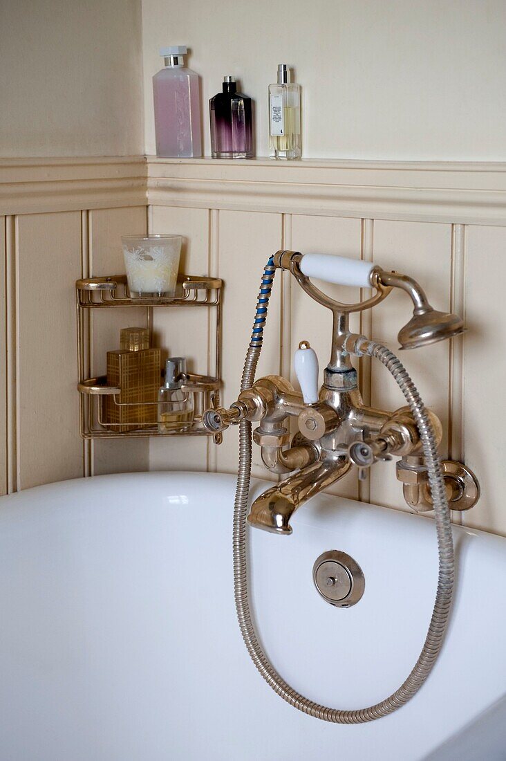 Duscharmatur aus Messing und Toilettenartikel in einem Badezimmer mit Nut und Feder in Edworth, Bedfordshire, England UK