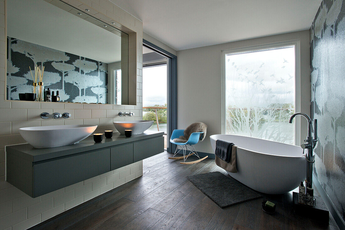 Freistehende Badewanne mit Doppelwaschbecken und Milchglasfenster im Badezimmer von Lechlade in Gloucestershire England UK