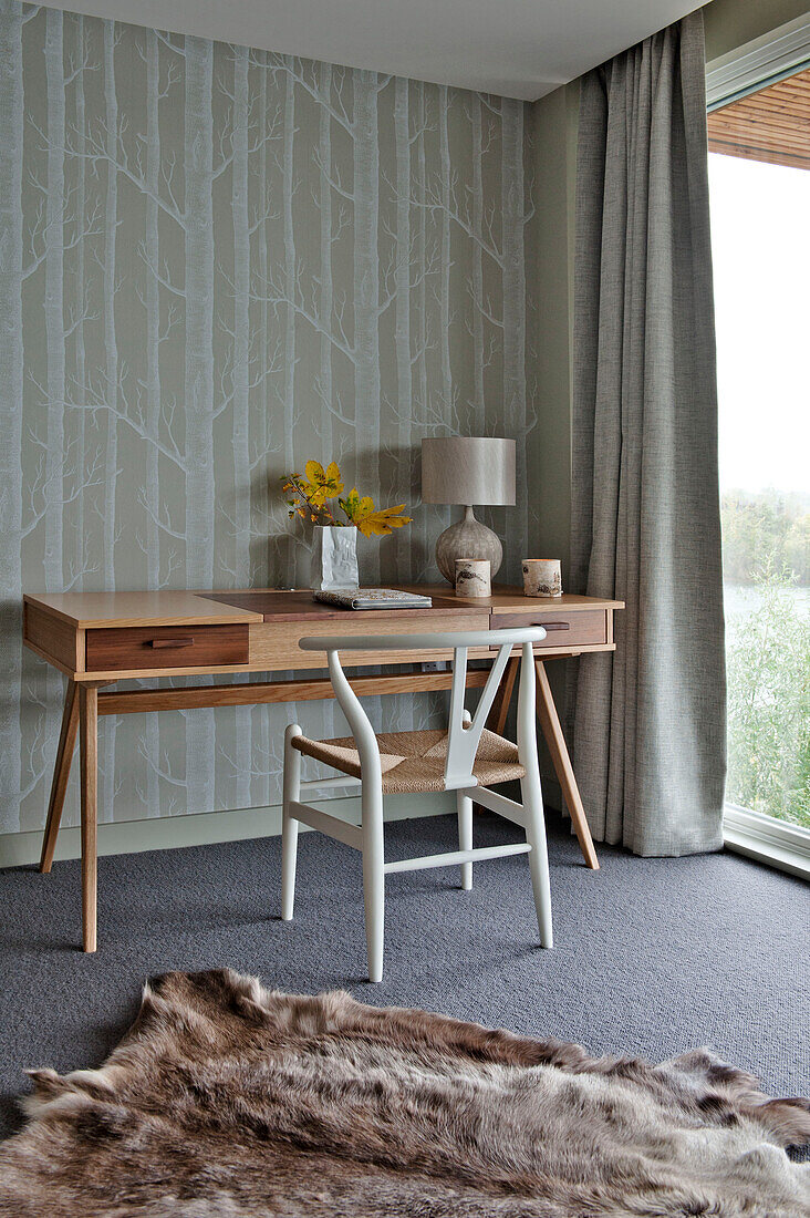 Schreibtisch und Stuhl aus Holz in einem Schlafzimmer mit grauem Teppichboden in einem Haus in Lechlade, Gloucestershire, England, UK