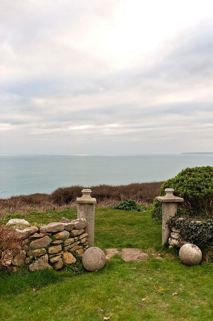 Blick auf das Meer von einem abgelegenen Cottage in Cornwall, England, UK