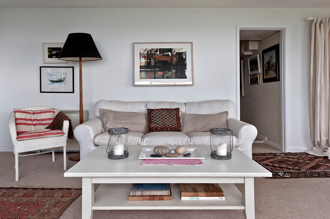Gerahmtes Kunstwerk über Sofa mit Couchtisch in Strandhaus Cornwall England UK
