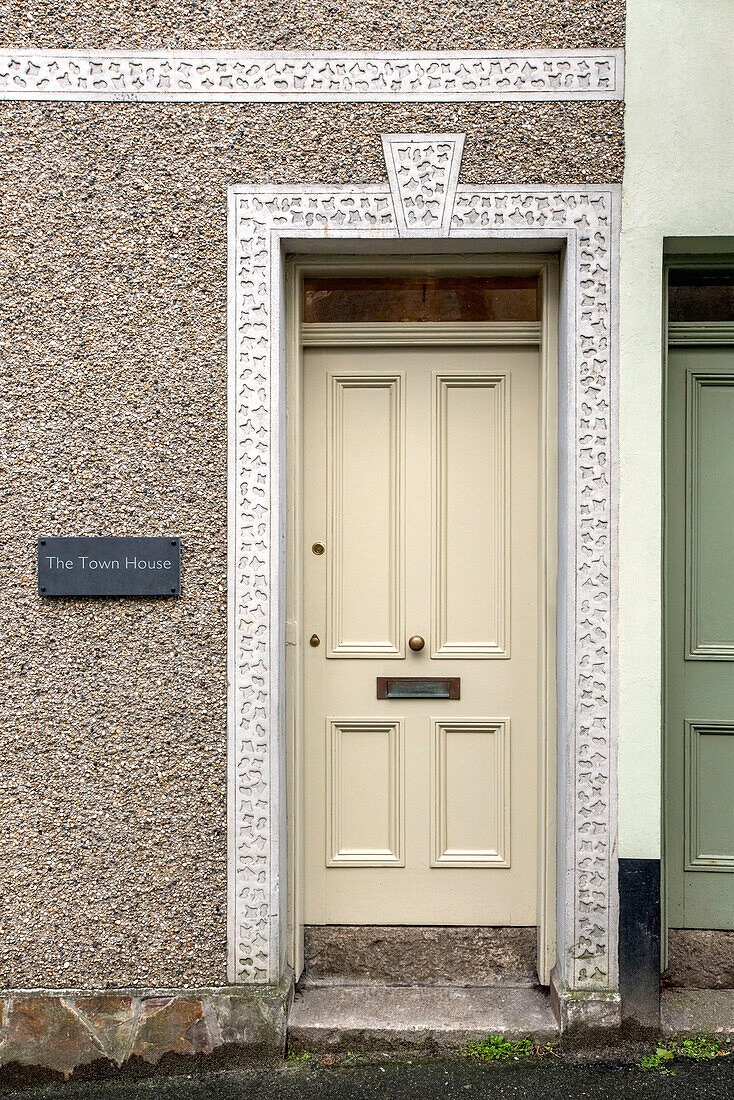 Dekorative Details an der Tür eines Hauses in St Ives, Cornwall, England, mit Kieselsteinmuster