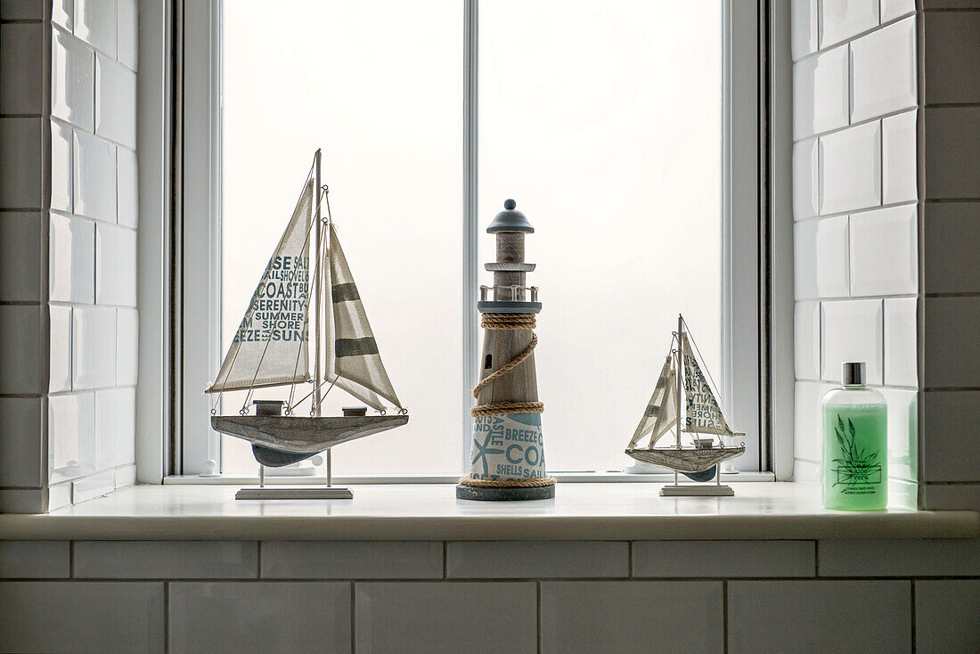 Modellboote und Leuchtturm auf der Fensterbank im Haus in St Ives, Cornwall, England