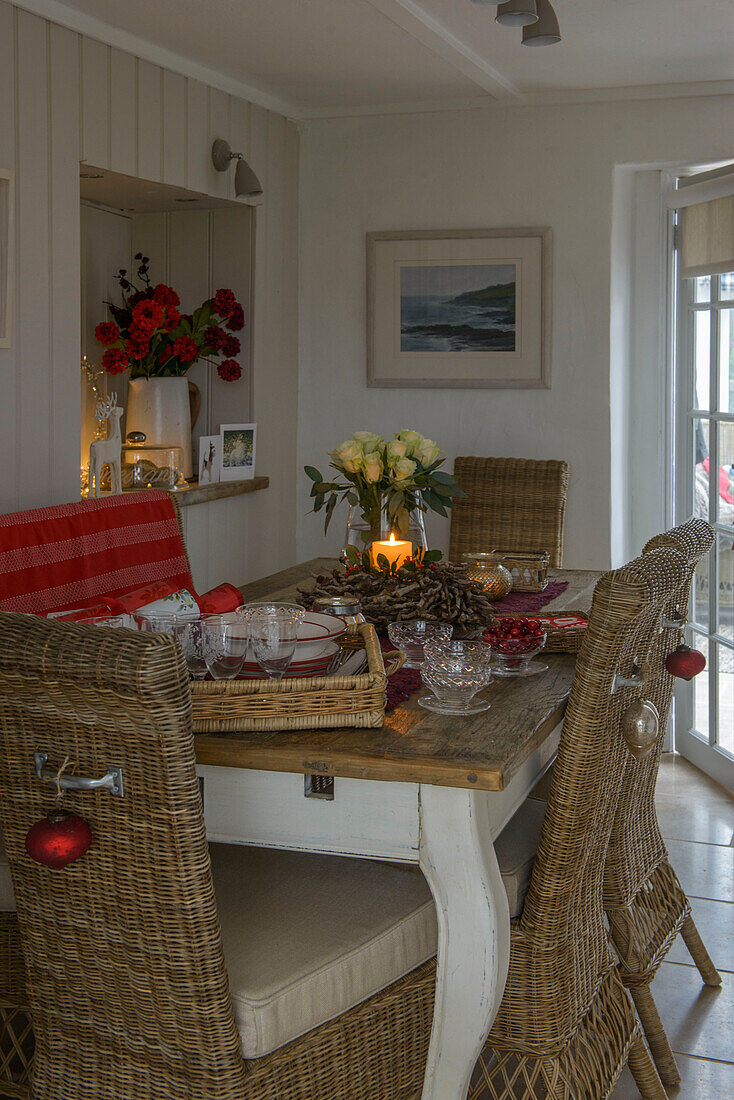 Korbstühle am Esstisch zu Weihnachten in einem Bauernhaus in Penzance, Cornwall UK