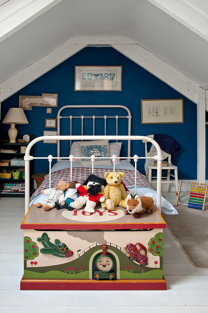 Plüschtiere auf Deckenbox am Fußende des Bettes in einem Jungenzimmer Cornwall UK