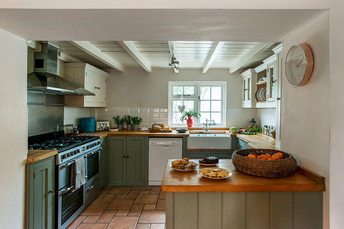 Bauernhausküche mit neu gestrichenen Schränken und gefliestem Boden in St Erth Cornwall, Großbritannien