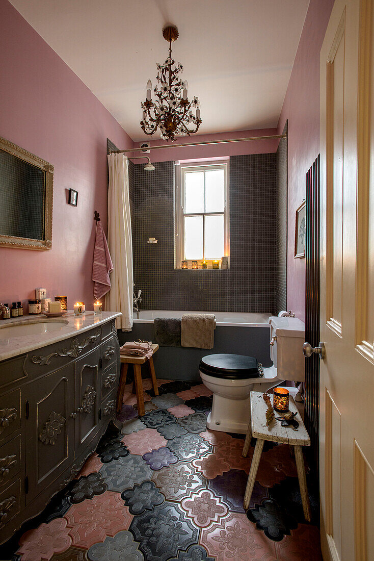 Farbiges und graues Badezimmer mit dekorativem Waschtisch und Fliesenboden in einem Londoner Haus im Vereinigten Königreich
