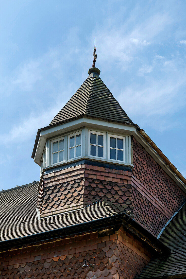 Dachdetail eines viktorianischen Anwesens im Lutyens-Stil (Grade II) aus den 1880er Jahren in Godalming, Surrey UK