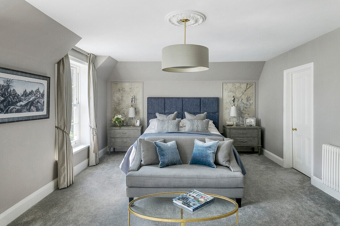 Ruhige, neutrale Farben mit Sofa und Tisch im Hauptschlafzimmer des unter Denkmalschutz stehenden viktorianischen Familienhauses Godalming Surrey UK