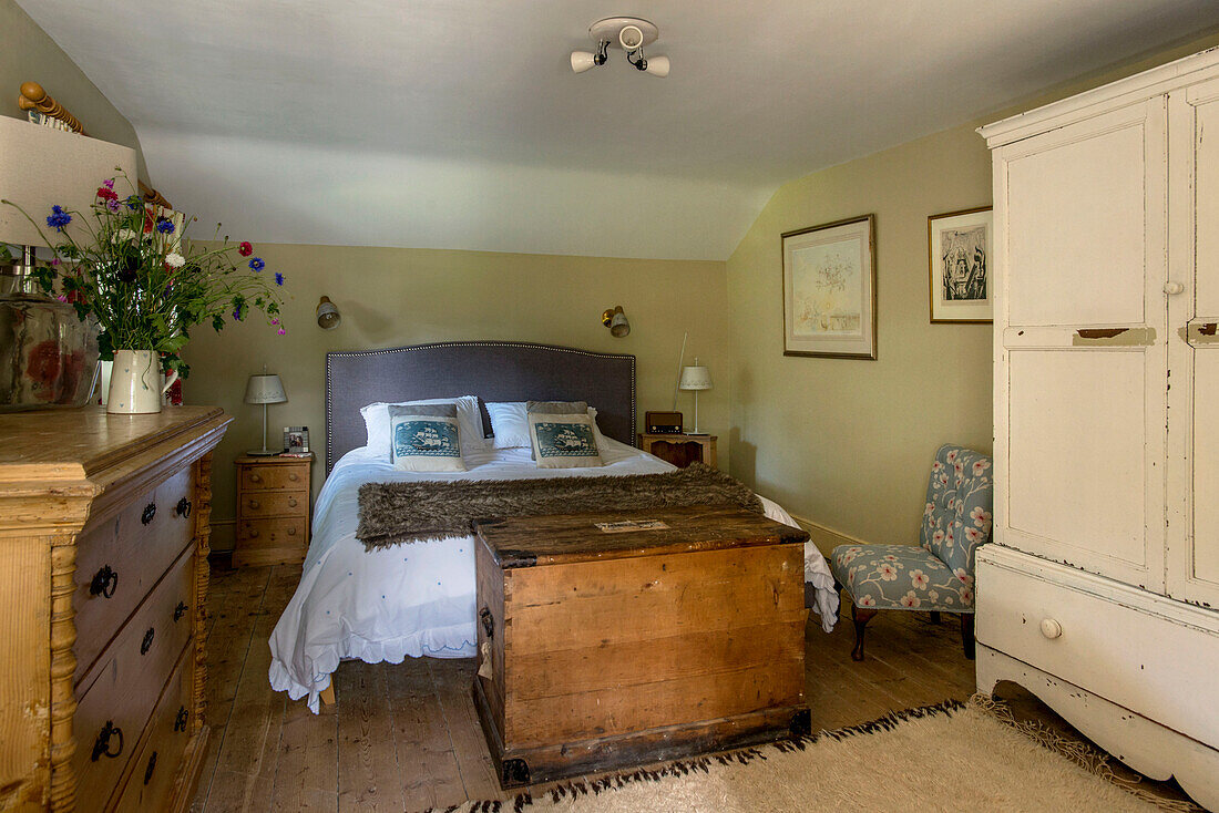 Deckenkasten aus Holz am Fußende eines Doppelbetts in einem Bauernhaus in Helston, Cornwall UK