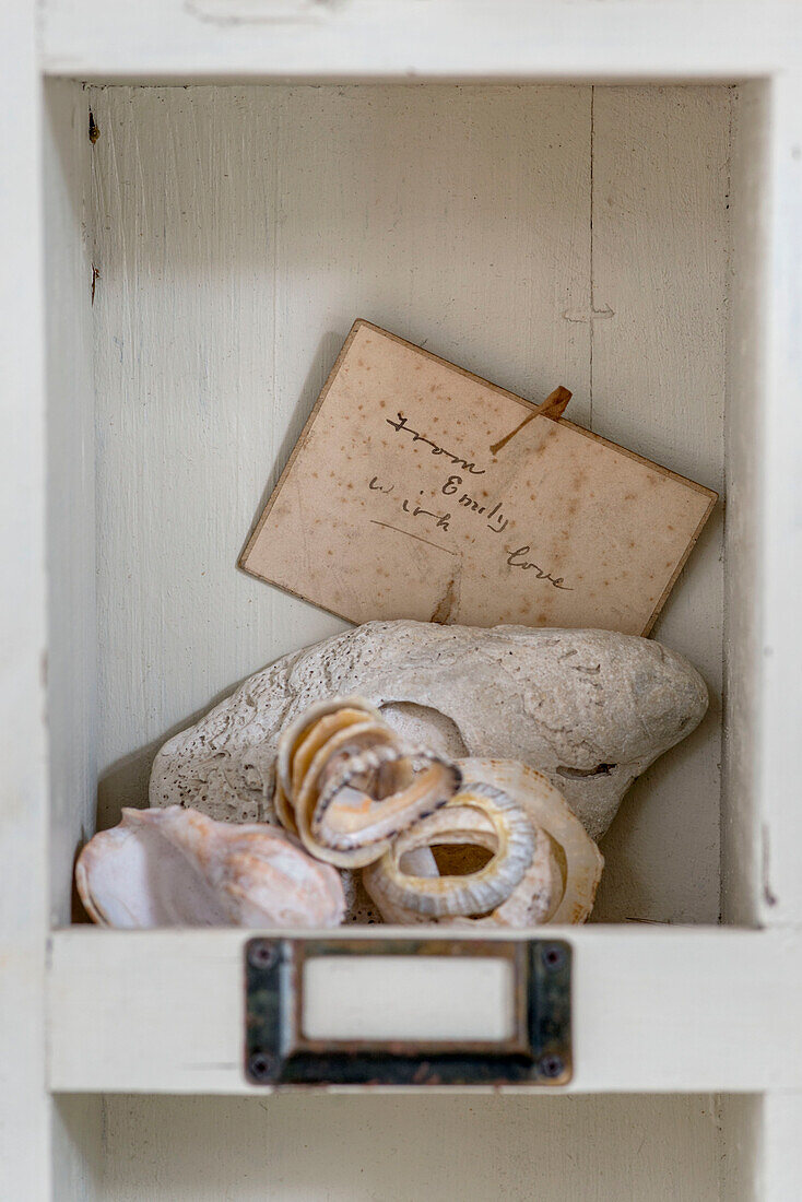 Handgeschriebener Geschenkanhänger mit Muscheln in einem Strandhaus in Marazion, Cornwall, UK