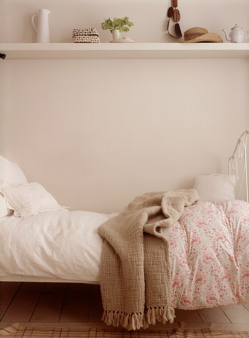 Schlafzimmer im Budget-Stil mit Vintage-Stoffen und recycelter Bettwäsche