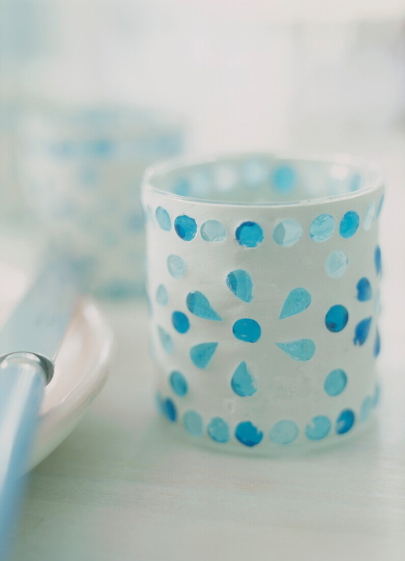 Kerzenhalter aus blauem und weißem Glas