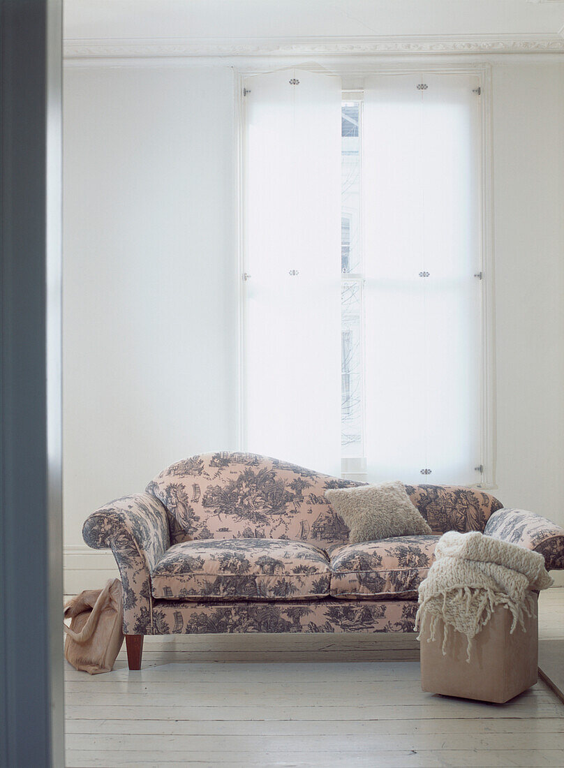 Mit Toile du Jouy bedruckter Baumwolle bezogenes Sofa im weißen Wohnzimmer