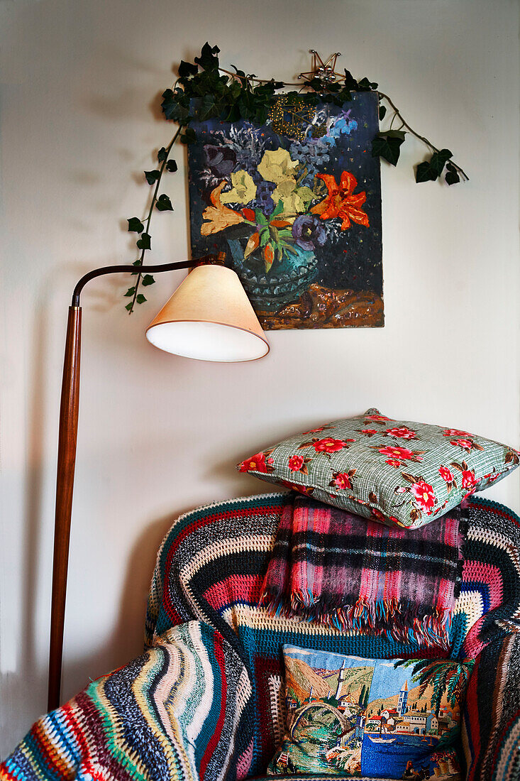 Blumenkissen auf Sessel mit Häkeldecke und Efeu in einem Cottage in Shropshire England UK