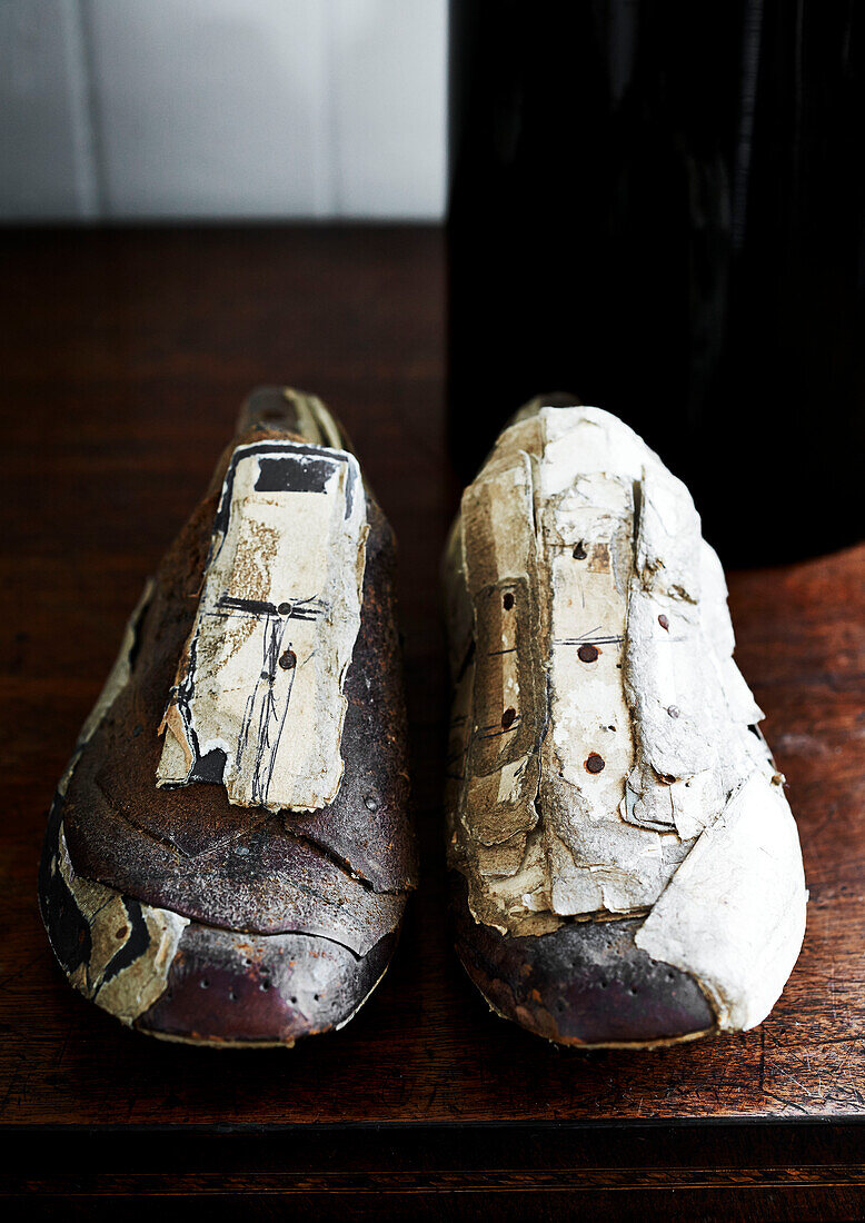 Vintage-Schuhleisten in einem Haus in Lyme Regis, Dorset, Großbritannien