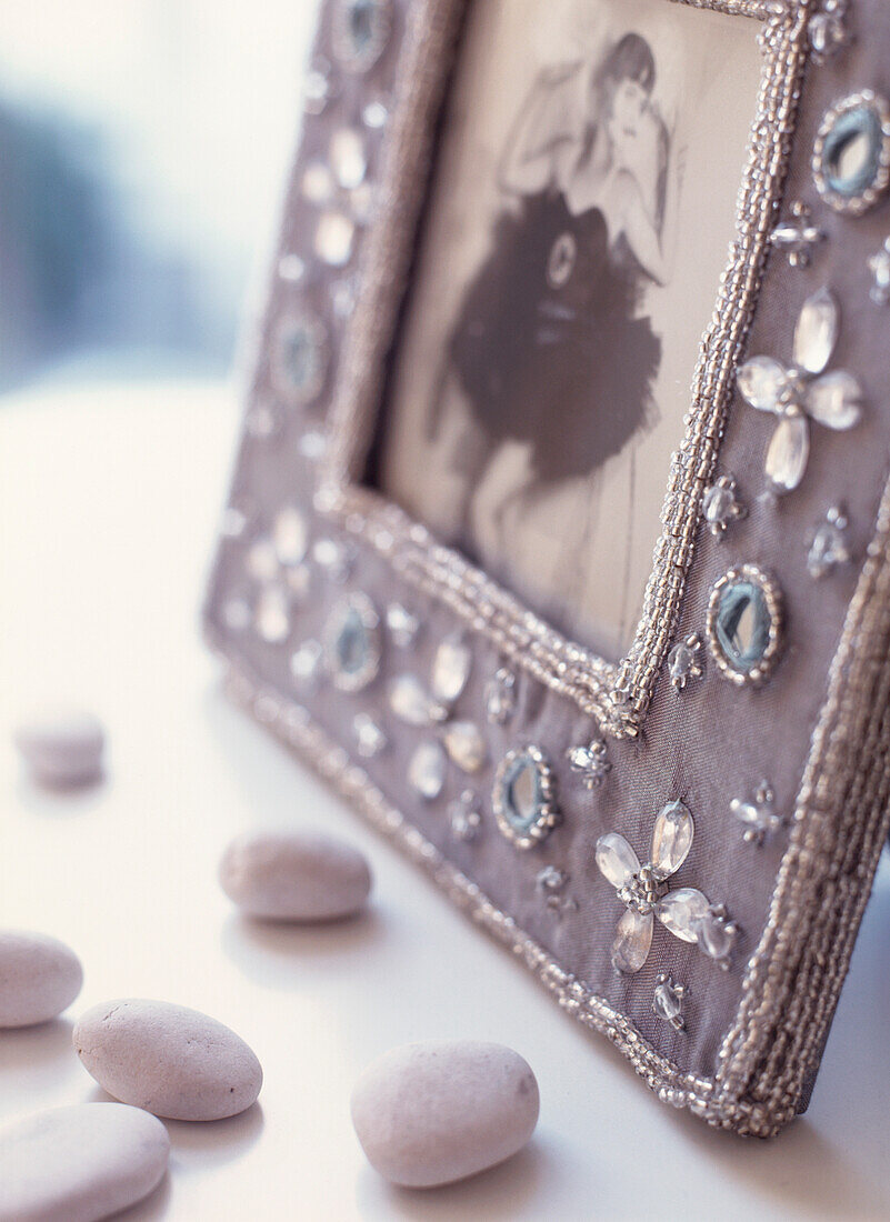 Detail einer dekorativen Perlenstickerei auf einem Bilderrahmen