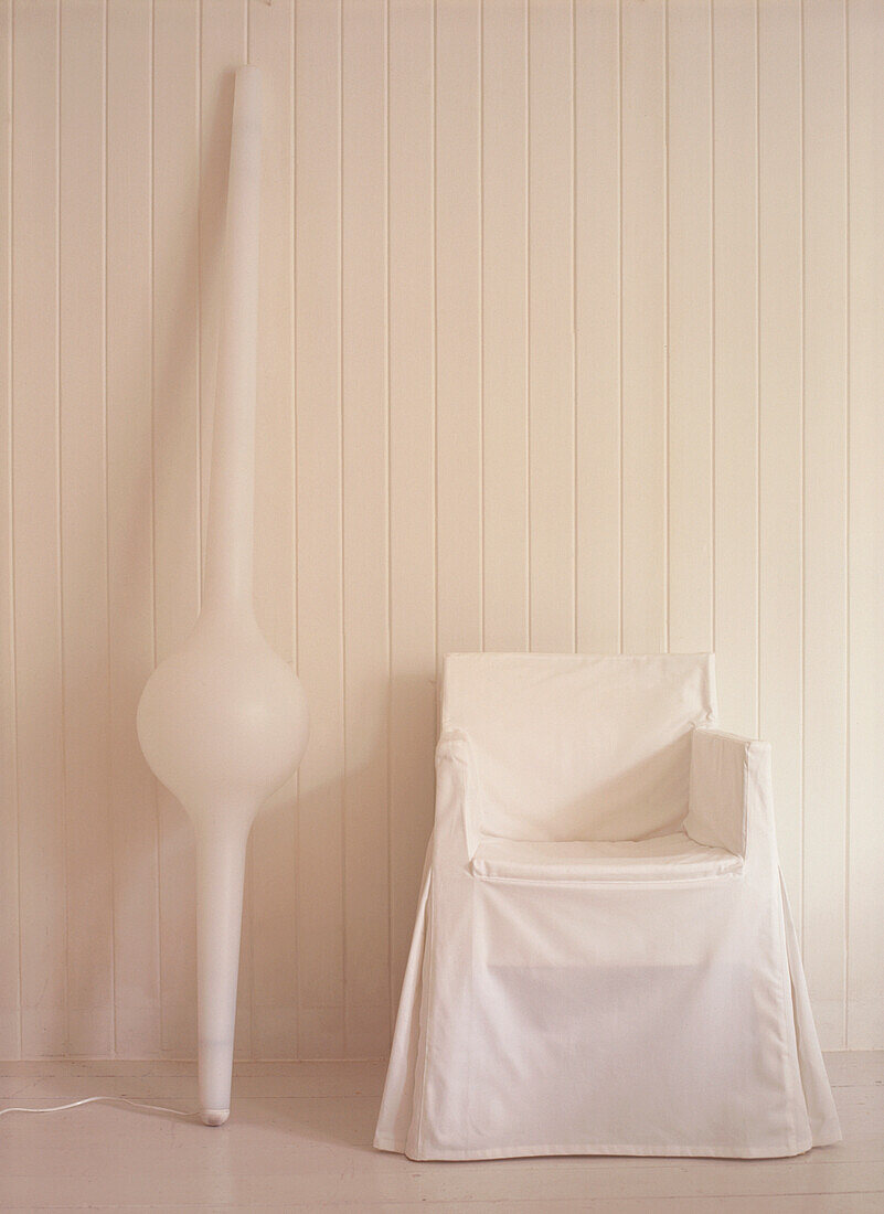Lampe und Sessel in Weiß