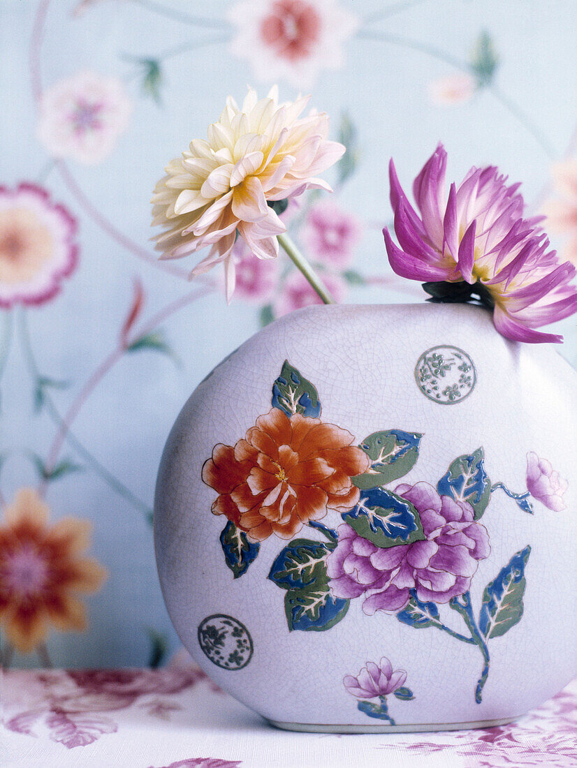 Einstielige Blumen in orientalischer Vase