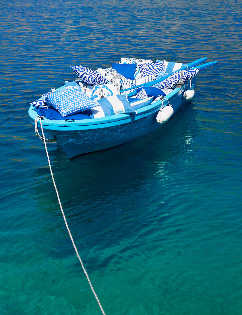 Ruderboot voller Kissen an der griechischen Küste