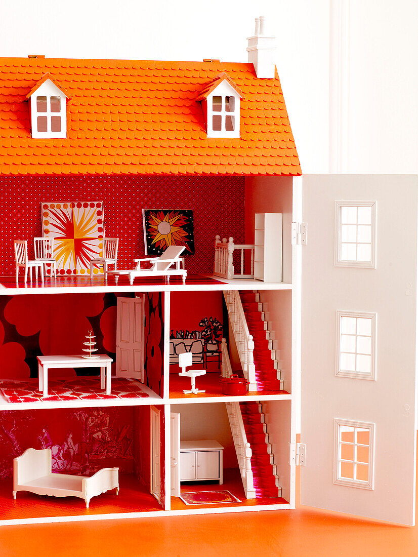 Modernes Puppenhaus mit heller Inneneinrichtung