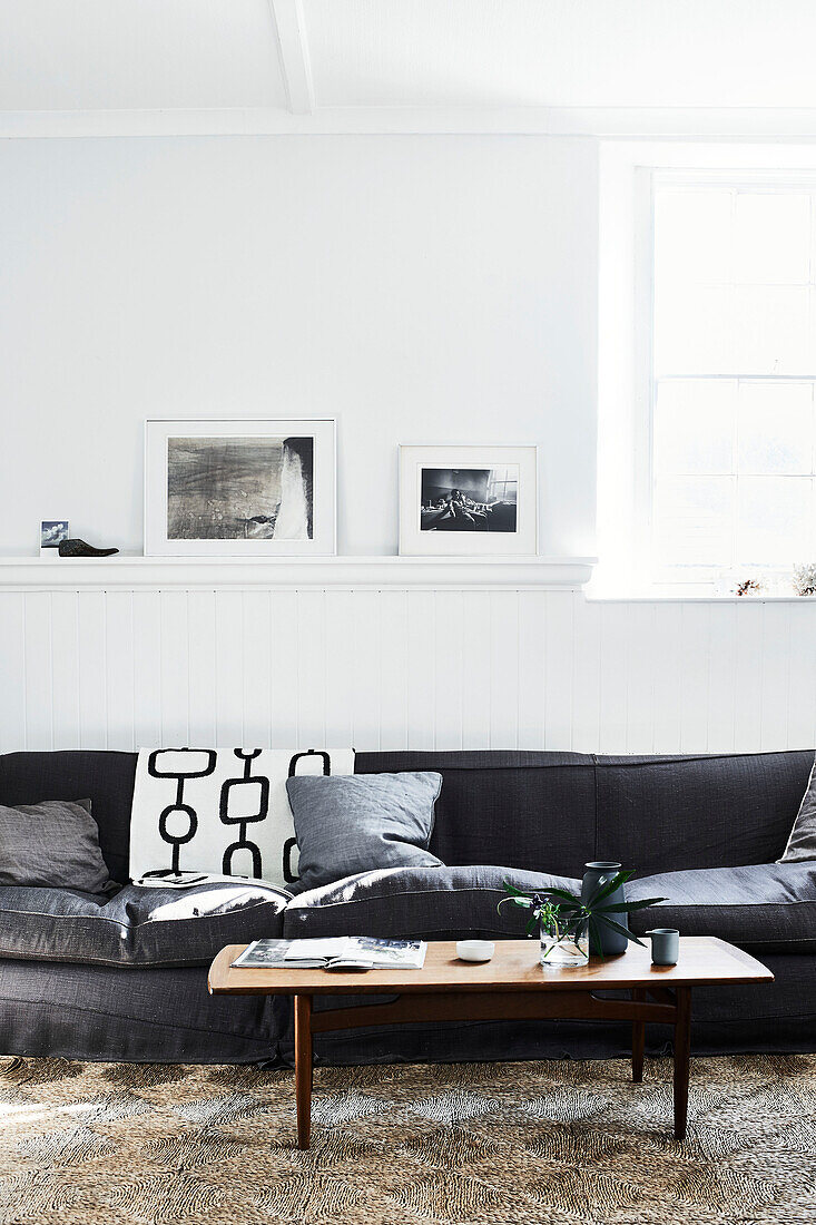 Couchtisch aus Holz mit grauem Sofa in einem Haus in Lyme Regis, Dorset, Großbritannien